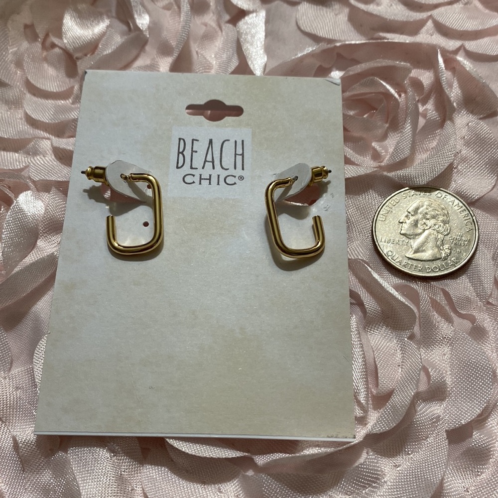 NWOT Beach Chic Gold Tone Geometric Hoop Earrings! - Picture 2 of 3
